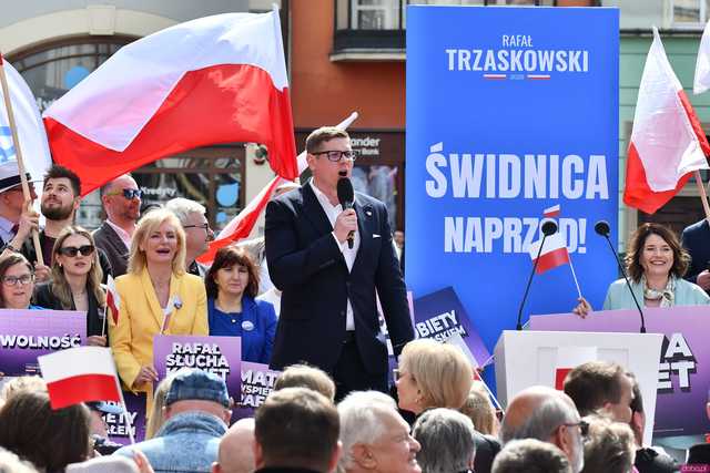 [WIDEO/FOTO] Rafał Trzaskowski z wizytą na świdnickim rynku. Kaczyński boi się wszystkiego, a aspiruje do rządzenia krajem