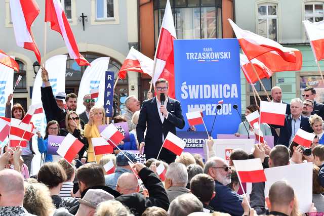 [WIDEO/FOTO] Rafał Trzaskowski z wizytą na świdnickim rynku. Kaczyński boi się wszystkiego, a aspiruje do rządzenia krajem