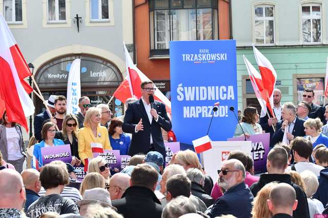 [WIDEO/FOTO] Rafał Trzaskowski z wizytą na świdnickim rynku. Kaczyński boi się wszystkiego, a aspiruje do rządzenia krajem