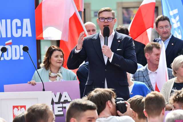 [WIDEO/FOTO] Rafał Trzaskowski z wizytą na świdnickim rynku. Kaczyński boi się wszystkiego, a aspiruje do rządzenia krajem