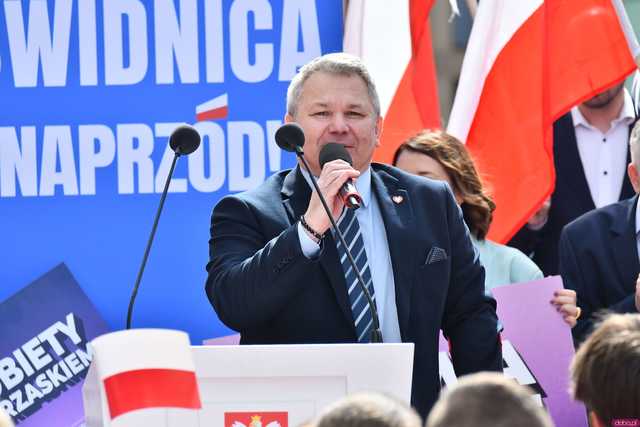 [WIDEO/FOTO] Rafał Trzaskowski z wizytą na świdnickim rynku. Kaczyński boi się wszystkiego, a aspiruje do rządzenia krajem