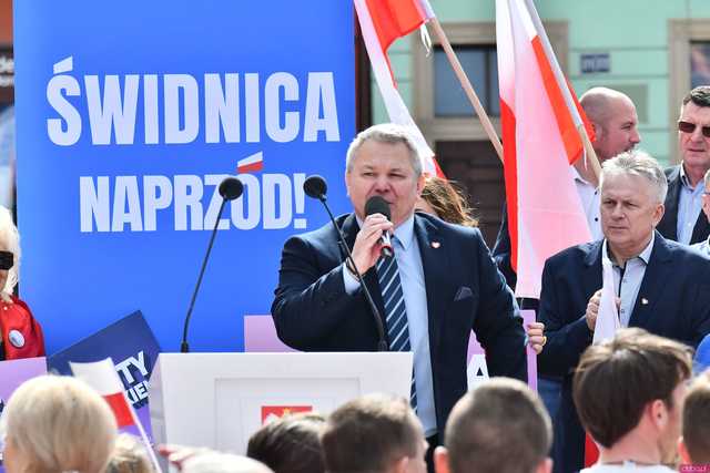 [WIDEO/FOTO] Rafał Trzaskowski z wizytą na świdnickim rynku. Kaczyński boi się wszystkiego, a aspiruje do rządzenia krajem