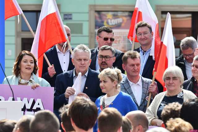 [WIDEO/FOTO] Rafał Trzaskowski z wizytą na świdnickim rynku. Kaczyński boi się wszystkiego, a aspiruje do rządzenia krajem