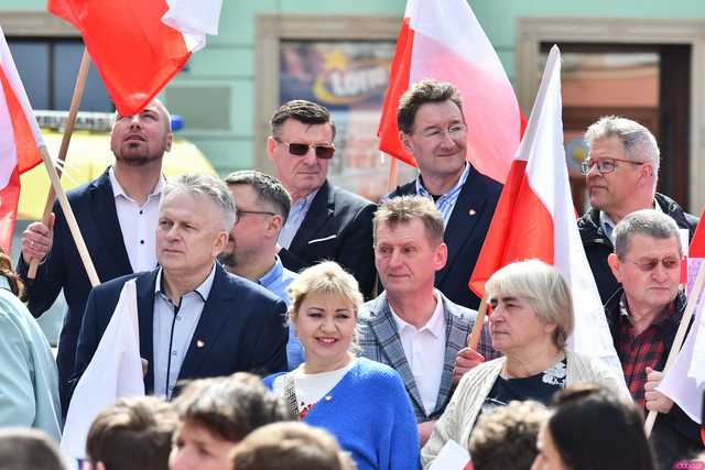 [WIDEO/FOTO] Rafał Trzaskowski z wizytą na świdnickim rynku. Kaczyński boi się wszystkiego, a aspiruje do rządzenia krajem