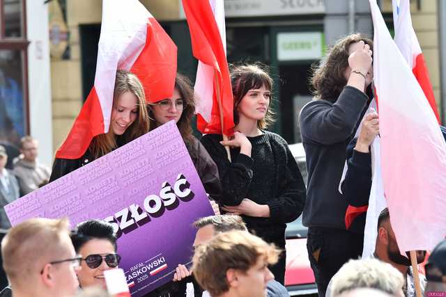 [WIDEO/FOTO] Rafał Trzaskowski z wizytą na świdnickim rynku. Kaczyński boi się wszystkiego, a aspiruje do rządzenia krajem