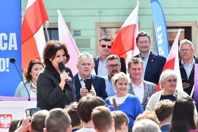 [WIDEO/FOTO] Rafał Trzaskowski z wizytą na świdnickim rynku. Kaczyński boi się wszystkiego, a aspiruje do rządzenia krajem