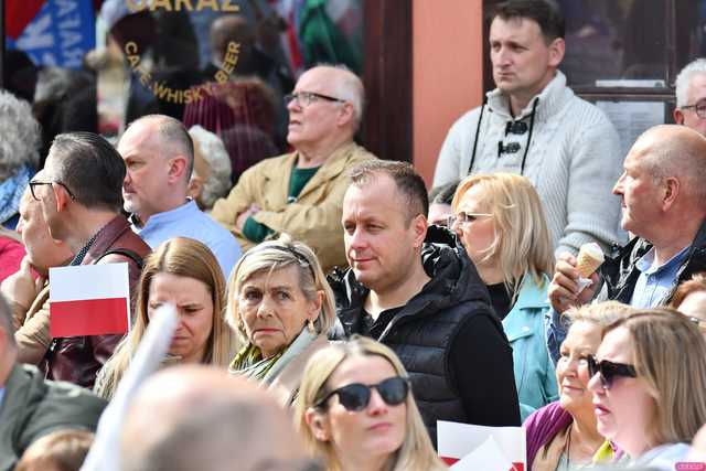 [WIDEO/FOTO] Rafał Trzaskowski z wizytą na świdnickim rynku. Kaczyński boi się wszystkiego, a aspiruje do rządzenia krajem