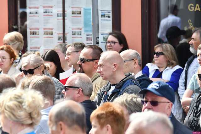 [WIDEO/FOTO] Rafał Trzaskowski z wizytą na świdnickim rynku. Kaczyński boi się wszystkiego, a aspiruje do rządzenia krajem