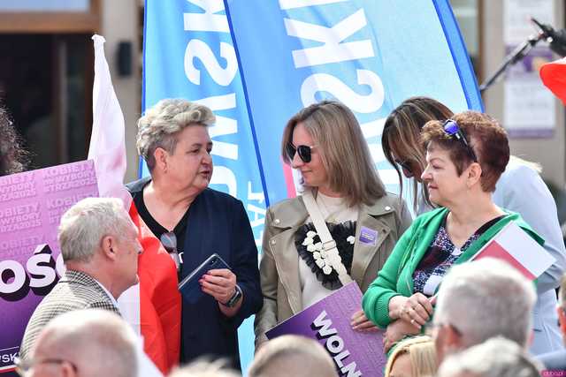 [WIDEO/FOTO] Rafał Trzaskowski z wizytą na świdnickim rynku. Kaczyński boi się wszystkiego, a aspiruje do rządzenia krajem