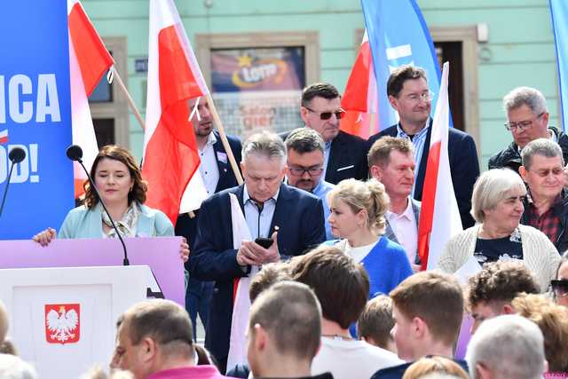 [WIDEO/FOTO] Rafał Trzaskowski z wizytą na świdnickim rynku. Kaczyński boi się wszystkiego, a aspiruje do rządzenia krajem