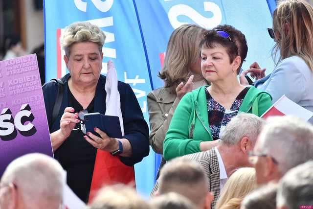 [WIDEO/FOTO] Rafał Trzaskowski z wizytą na świdnickim rynku. Kaczyński boi się wszystkiego, a aspiruje do rządzenia krajem