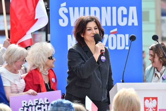 [WIDEO/FOTO] Rafał Trzaskowski z wizytą na świdnickim rynku. Kaczyński boi się wszystkiego, a aspiruje do rządzenia krajem
