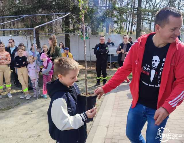 [FOTO] Wspólnie sadzili las w Jaworzynie Śląskiej