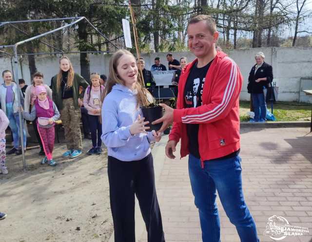 [FOTO] Wspólnie sadzili las w Jaworzynie Śląskiej