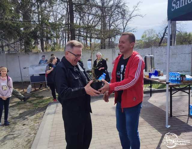 [FOTO] Wspólnie sadzili las w Jaworzynie Śląskiej