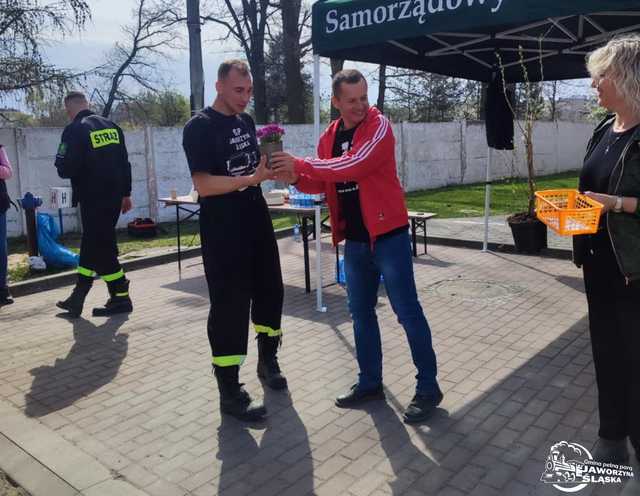 [FOTO] Wspólnie sadzili las w Jaworzynie Śląskiej