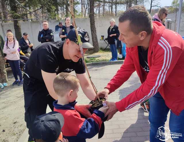 [FOTO] Wspólnie sadzili las w Jaworzynie Śląskiej