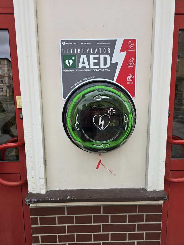 [FOTO] Defibrylator AED już dostępny przy Urzędzie Miejskim w Żarowie