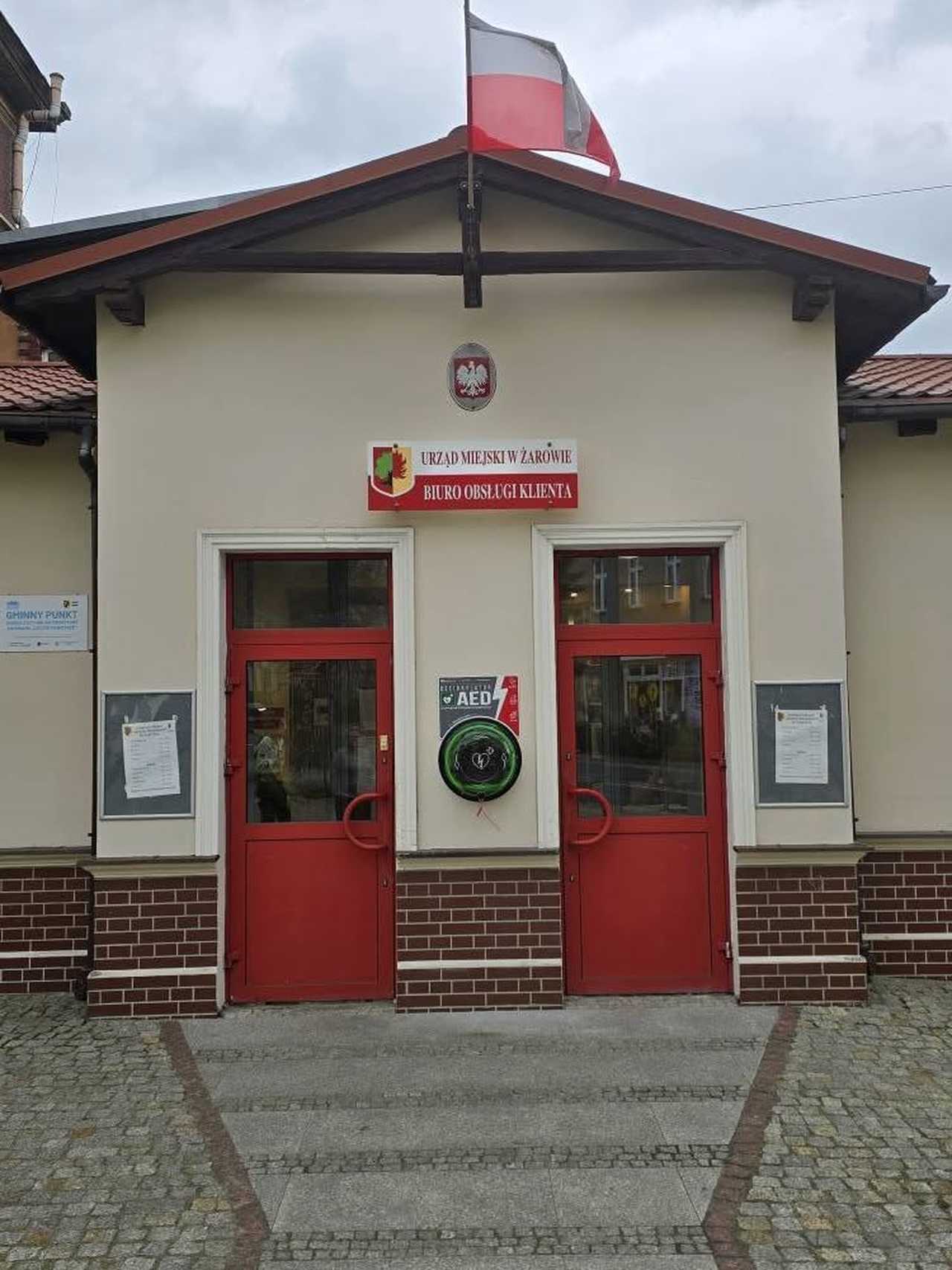 [FOTO] Defibrylator AED już dostępny przy Urzędzie Miejskim w Żarowie