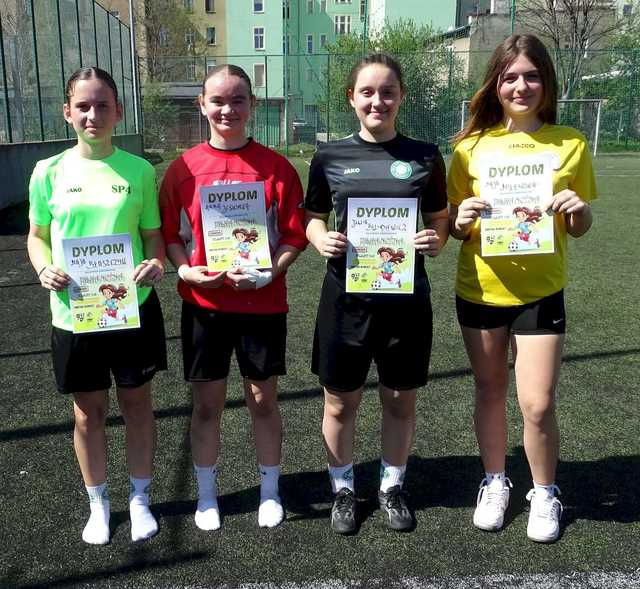 [FOTO] Dziewczęta rywalizowały w międzyszkolnym turnieju piłkarskim klas 7-8