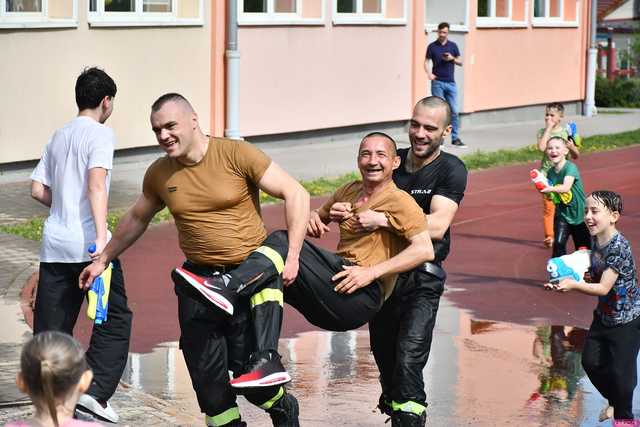[WIDEO/FOTO] Celebrowali śmigusa-dyngusa. Świetna zabawa podczas Wodnej Bitwy w Żarowie