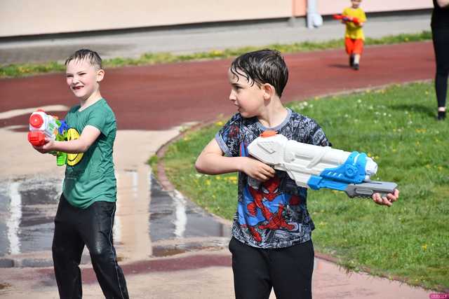 [WIDEO/FOTO] Celebrowali śmigusa-dyngusa. Świetna zabawa podczas Wodnej Bitwy w Żarowie