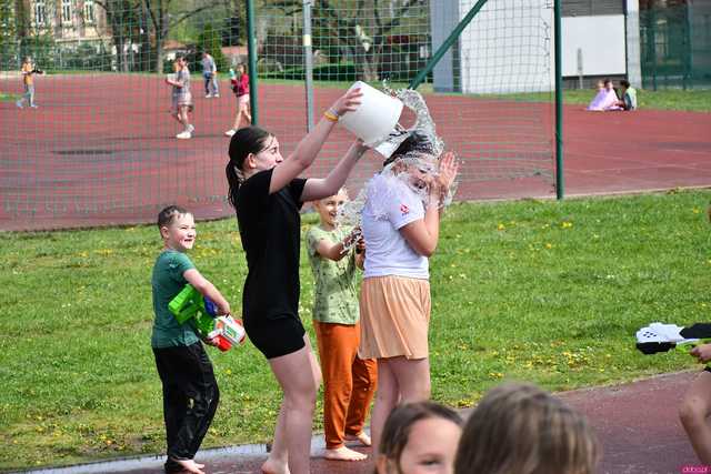 [WIDEO/FOTO] Celebrowali śmigusa-dyngusa. Świetna zabawa podczas Wodnej Bitwy w Żarowie
