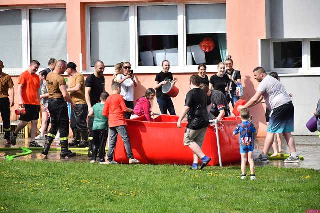 [WIDEO/FOTO] Celebrowali śmigusa-dyngusa. Świetna zabawa podczas Wodnej Bitwy w Żarowie