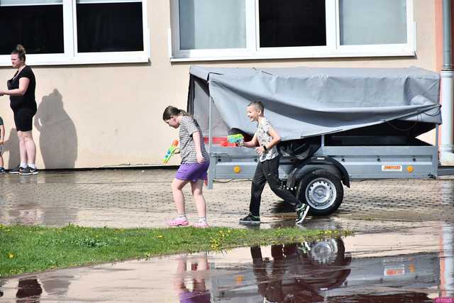 [WIDEO/FOTO] Celebrowali śmigusa-dyngusa. Świetna zabawa podczas Wodnej Bitwy w Żarowie
