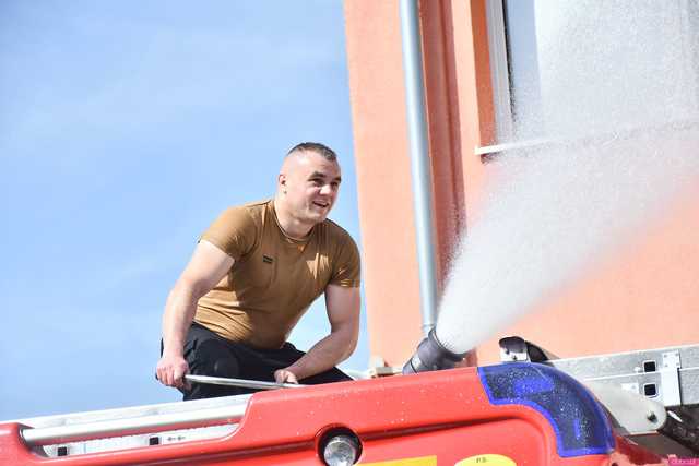[WIDEO/FOTO] Celebrowali śmigusa-dyngusa. Świetna zabawa podczas Wodnej Bitwy w Żarowie