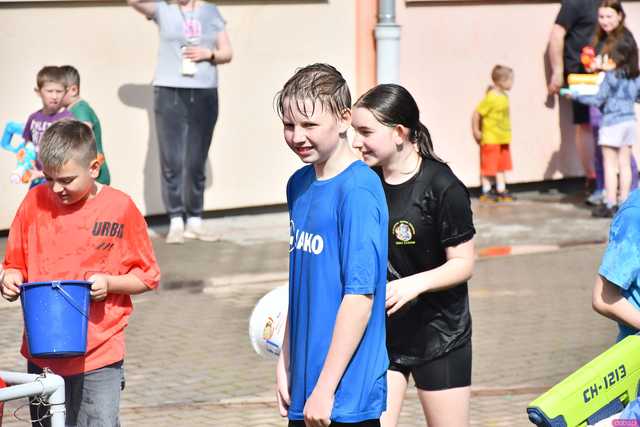 [WIDEO/FOTO] Celebrowali śmigusa-dyngusa. Świetna zabawa podczas Wodnej Bitwy w Żarowie