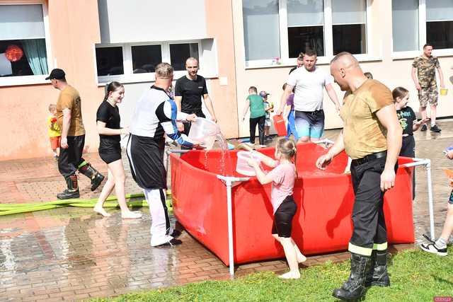 [WIDEO/FOTO] Celebrowali śmigusa-dyngusa. Świetna zabawa podczas Wodnej Bitwy w Żarowie