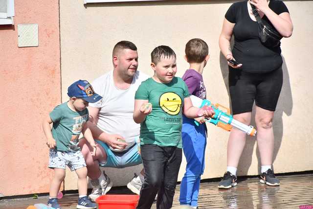 [WIDEO/FOTO] Celebrowali śmigusa-dyngusa. Świetna zabawa podczas Wodnej Bitwy w Żarowie
