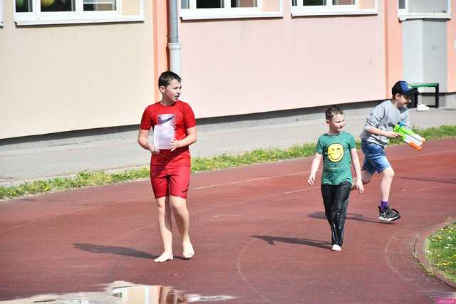 [WIDEO/FOTO] Celebrowali śmigusa-dyngusa. Świetna zabawa podczas Wodnej Bitwy w Żarowie