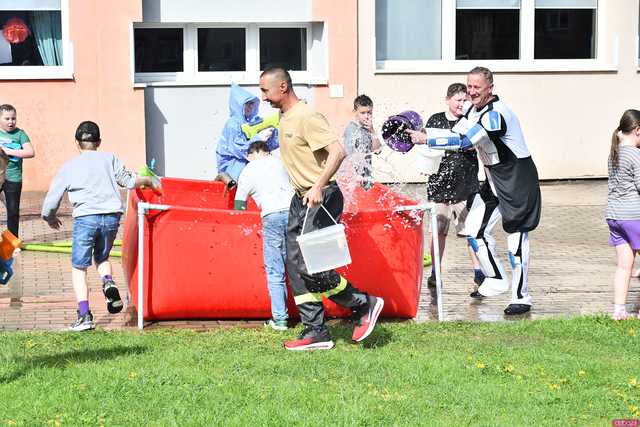 [WIDEO/FOTO] Celebrowali śmigusa-dyngusa. Świetna zabawa podczas Wodnej Bitwy w Żarowie