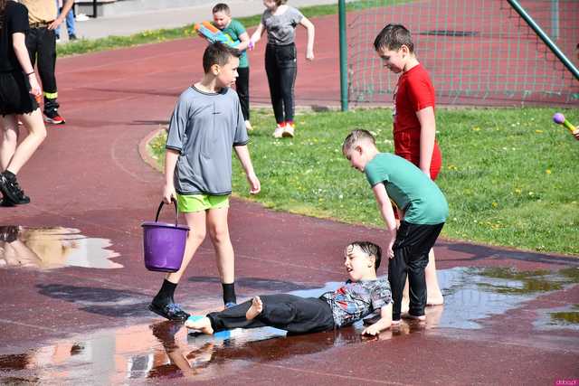 [WIDEO/FOTO] Celebrowali śmigusa-dyngusa. Świetna zabawa podczas Wodnej Bitwy w Żarowie