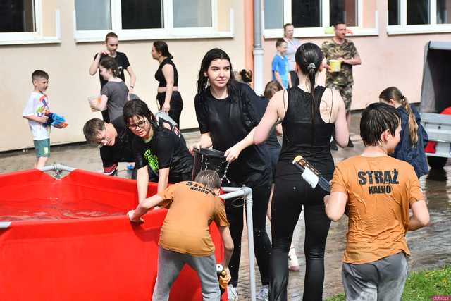[WIDEO/FOTO] Celebrowali śmigusa-dyngusa. Świetna zabawa podczas Wodnej Bitwy w Żarowie