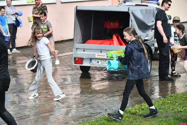 [WIDEO/FOTO] Celebrowali śmigusa-dyngusa. Świetna zabawa podczas Wodnej Bitwy w Żarowie