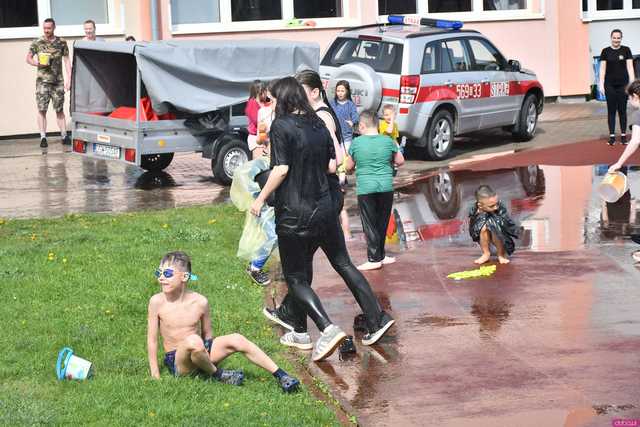 [WIDEO/FOTO] Celebrowali śmigusa-dyngusa. Świetna zabawa podczas Wodnej Bitwy w Żarowie