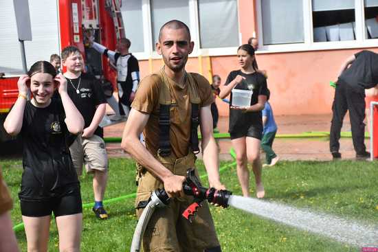 [WIDEO/FOTO] Celebrowali śmigusa-dyngusa. Świetna zabawa podczas Wodnej Bitwy w Żarowie