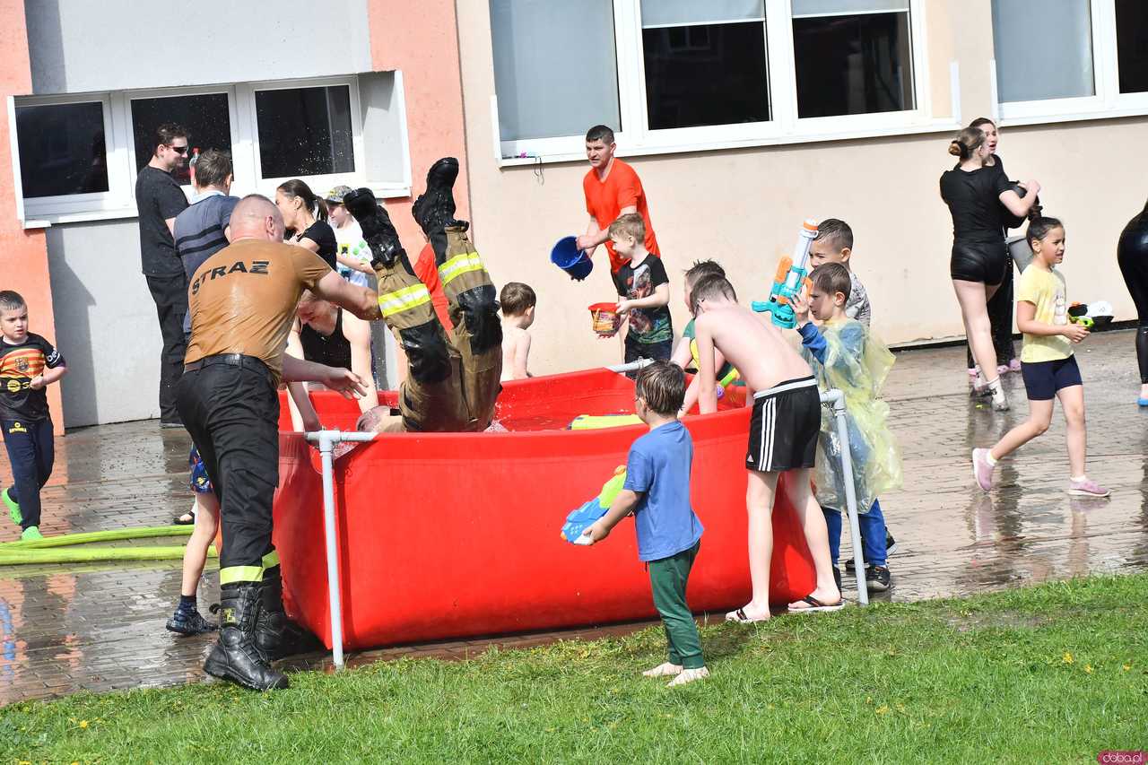 [WIDEO/FOTO] Celebrowali śmigusa-dyngusa. Świetna zabawa podczas Wodnej Bitwy w Żarowie