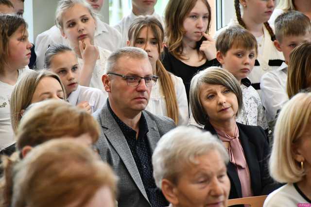 [WIDEO/FOTO] Tak prezentuje się szkoła w Gniewkowie w nowej odsłonie. Uroczyste otwarcie po remoncie i rozbudowie