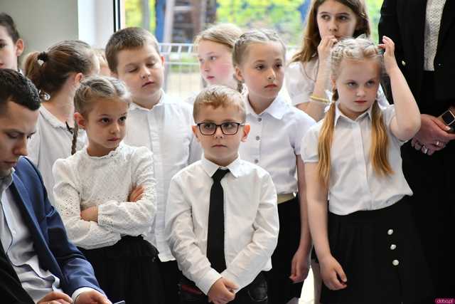 [WIDEO/FOTO] Tak prezentuje się szkoła w Gniewkowie w nowej odsłonie. Uroczyste otwarcie po remoncie i rozbudowie