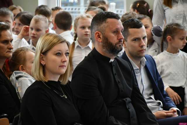 [WIDEO/FOTO] Tak prezentuje się szkoła w Gniewkowie w nowej odsłonie. Uroczyste otwarcie po remoncie i rozbudowie