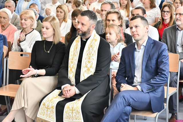 [WIDEO/FOTO] Tak prezentuje się szkoła w Gniewkowie w nowej odsłonie. Uroczyste otwarcie po remoncie i rozbudowie