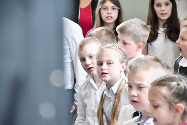 [WIDEO/FOTO] Tak prezentuje się szkoła w Gniewkowie w nowej odsłonie. Uroczyste otwarcie po remoncie i rozbudowie