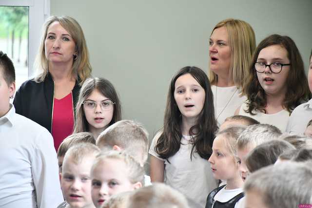 [WIDEO/FOTO] Tak prezentuje się szkoła w Gniewkowie w nowej odsłonie. Uroczyste otwarcie po remoncie i rozbudowie