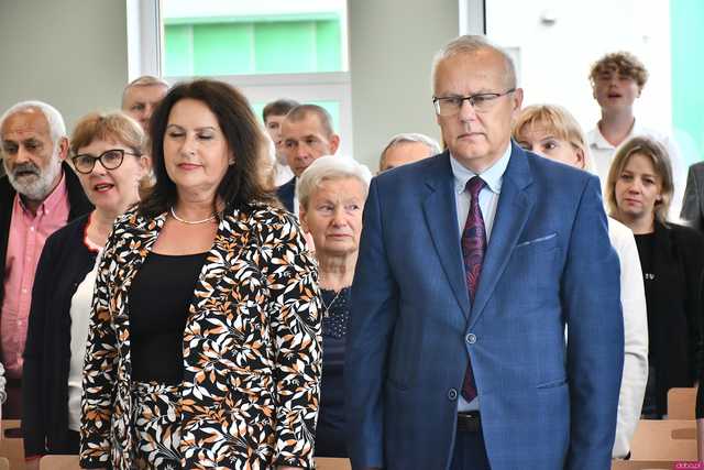 [WIDEO/FOTO] Tak prezentuje się szkoła w Gniewkowie w nowej odsłonie. Uroczyste otwarcie po remoncie i rozbudowie