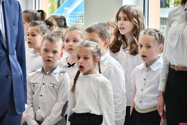 [WIDEO/FOTO] Tak prezentuje się szkoła w Gniewkowie w nowej odsłonie. Uroczyste otwarcie po remoncie i rozbudowie