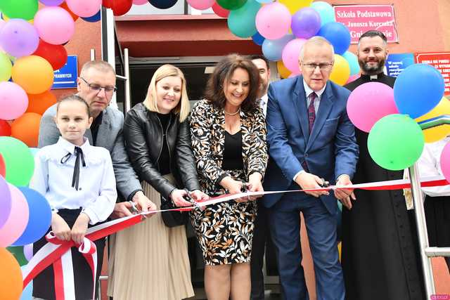 [WIDEO/FOTO] Tak prezentuje się szkoła w Gniewkowie w nowej odsłonie. Uroczyste otwarcie po remoncie i rozbudowie